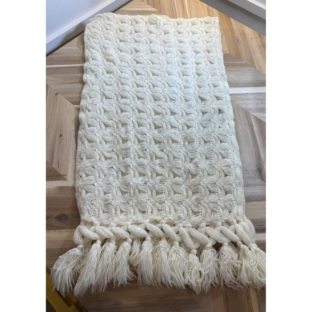 Gorgeous VTG HandKnit XLG Cream Scarf / Shawl c1970s Indie Boho Granny WMNS 70